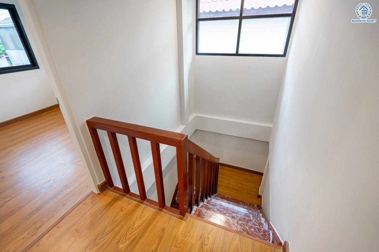 บ้านมือสองตกแต่งใหม่ ม.ปั้นทอง3 ลาดปลาเค้า76 เนื้อที่ 41.3 ตร.ว. ฟังก์ชัน 3 ห้องนอน 2 ห้องน้ำ 1 ห้องอเนกประสงค์ จอดรถได้ 2 คัน สภาพแวดล้อมเยี่ยม เชื่อมต่อ ถ.ประเสริฐมนูกิจ, ถ.เกษตร-นวมินทร์ ใกล้ ม.เกษตร, รถไฟฟ้าสายสีเขียว "สถานีเสนานิคม" และทางด่วน "ฉลองรัช"